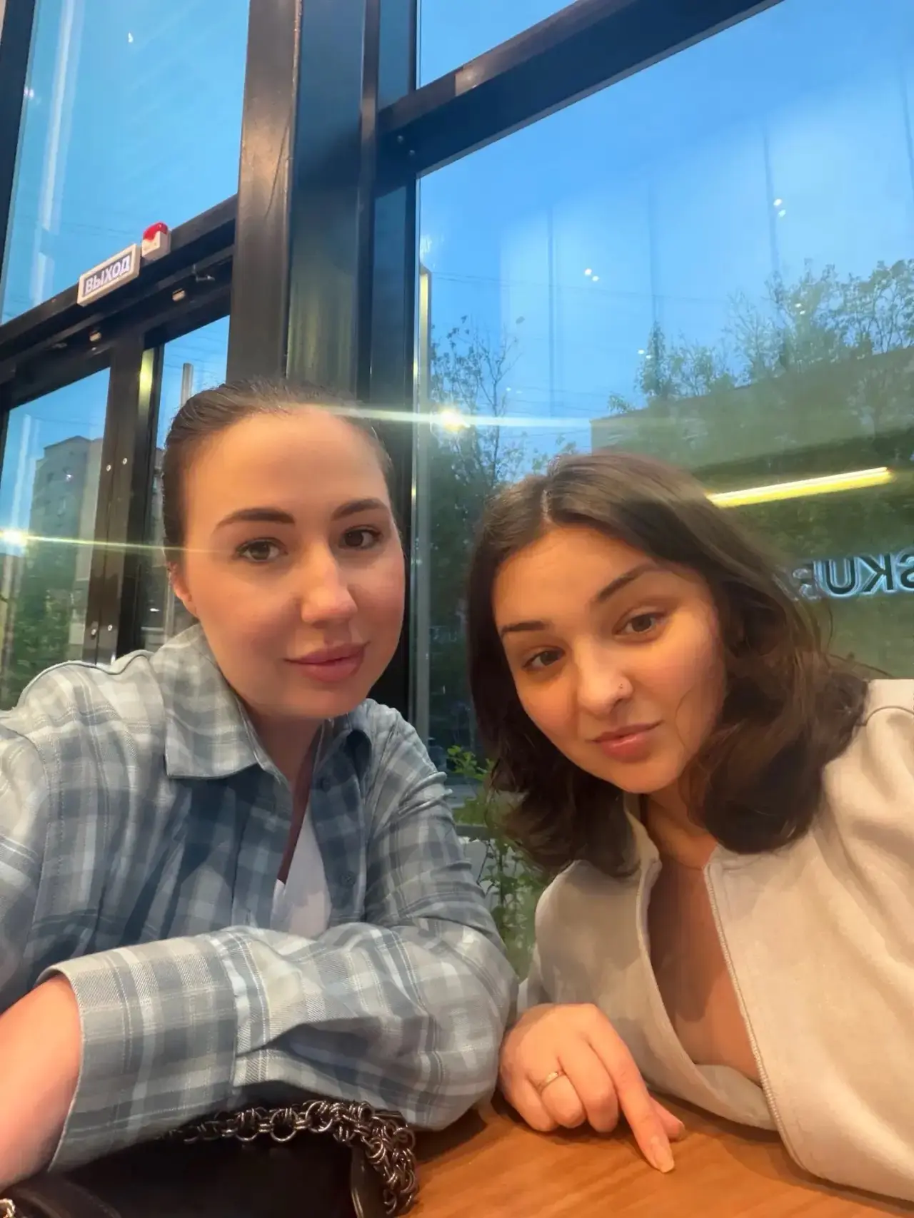 Вечер пятницы за кружкой чая с подругой делились прошедшей неделей и выгуливали сумочки...