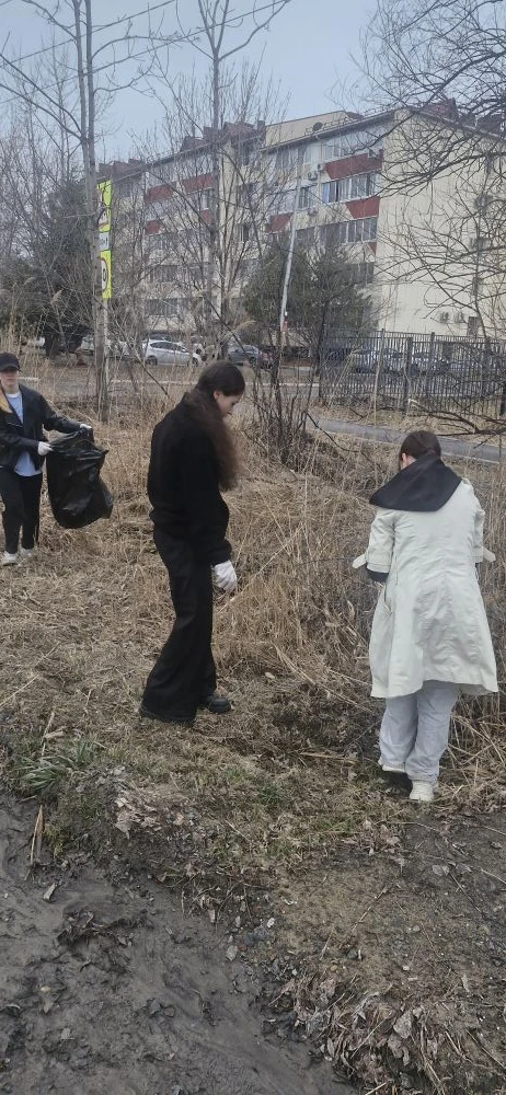 Вчера прошёл субботник с участием 9‑х классов! 🧹  Дождь не помешал ребятам навести порядок на нужных