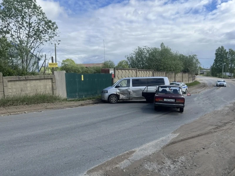 В СЫКТЫВКАРЕ ВОДИТЕЛЬ МИКРОАВТОБУСА НЕ УСТУПИЛ ДОРОГУ ВАЗУ, ПОСТРАДАЛ ВОДИТЕЛЬ ЛЕГКОВУШКИ  ДТП произ