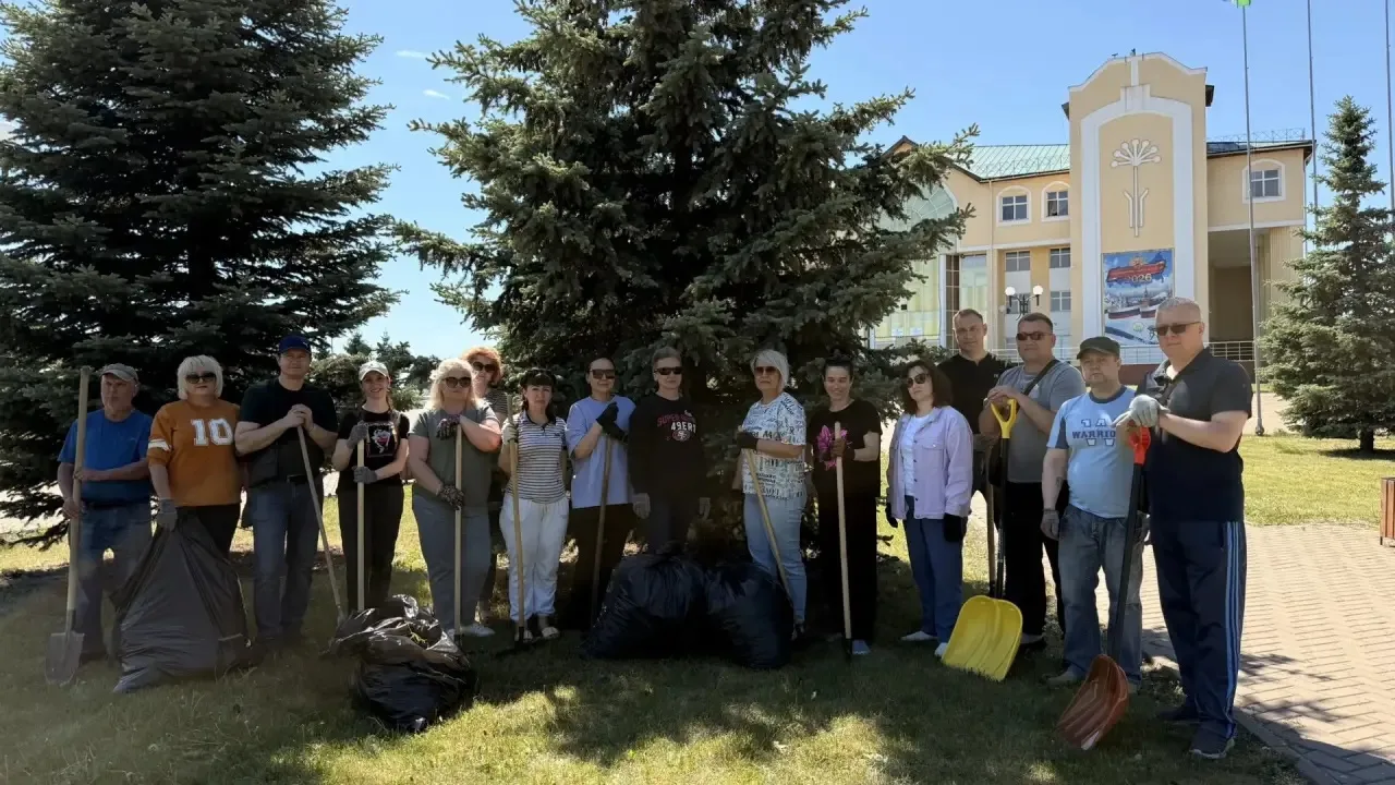 🌿Сегодня сотрудники Мелеузовского Дворца культуры дружно вышли на субботник! 💫Вместе ...