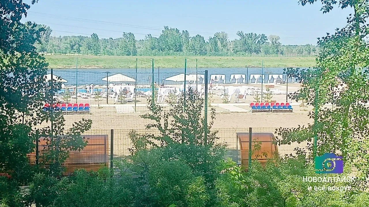 Так и хочется написать:
солнце, море, жара! 
(зачеркнуть лишнее)

Моря у нас нет, но воды хватает!