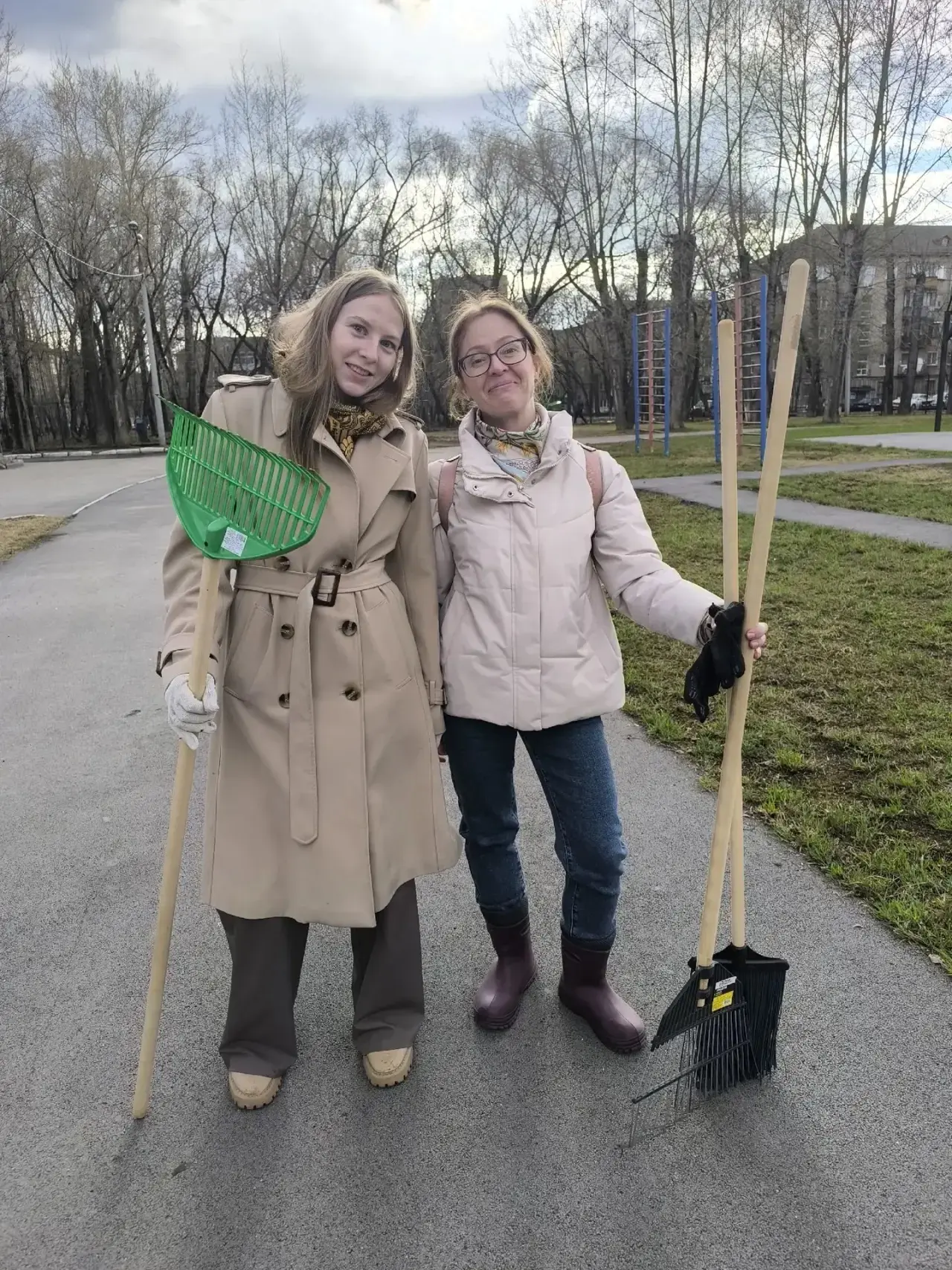🧹Приводим территорию школы в порядок вместе!   На весеннюю уборку территории вышли не только ученики