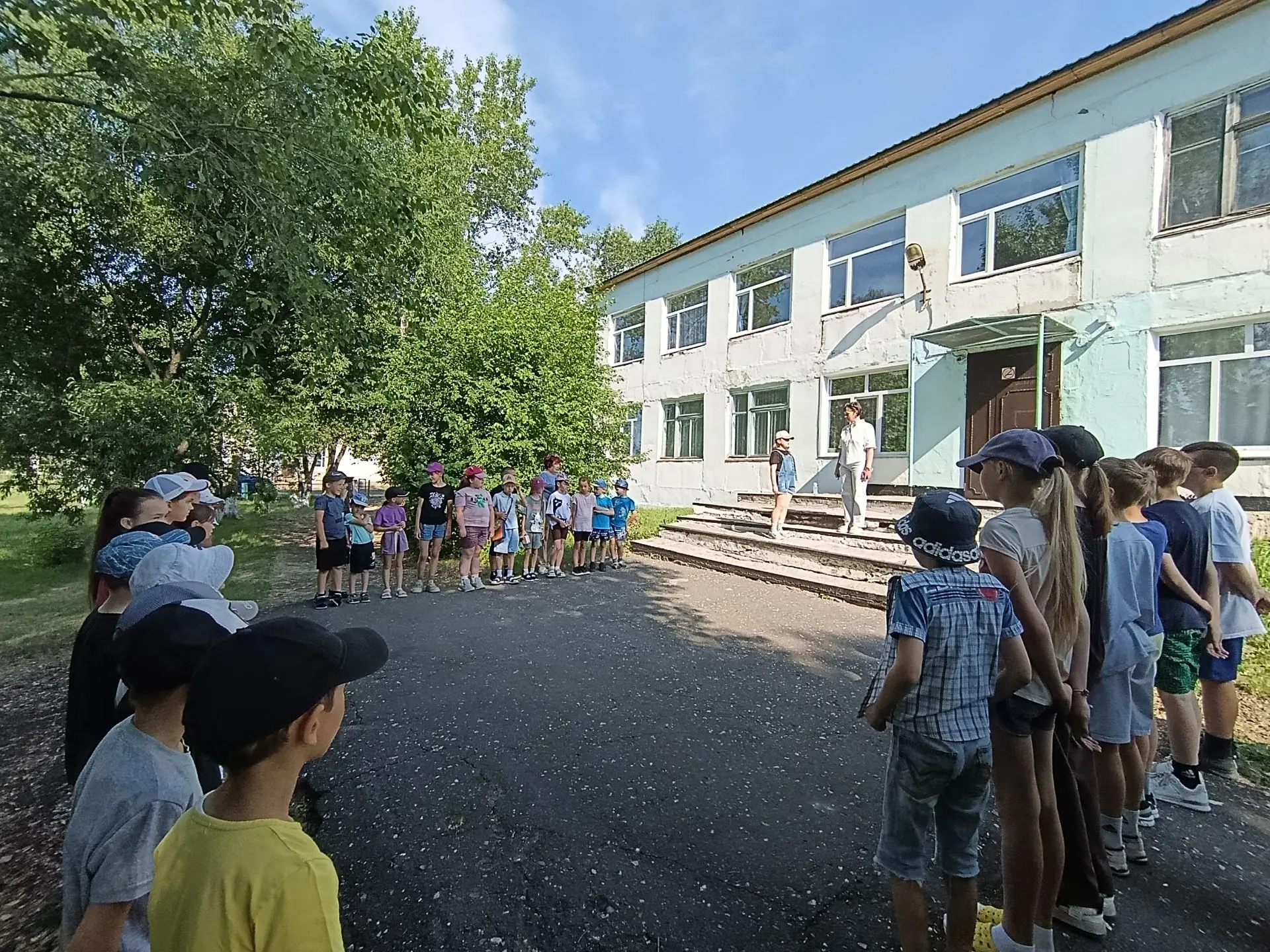 🚀 5-й день в нашем пришкольном лагере: День творчества! ✨

Утро началось бодро: построение, сдача р