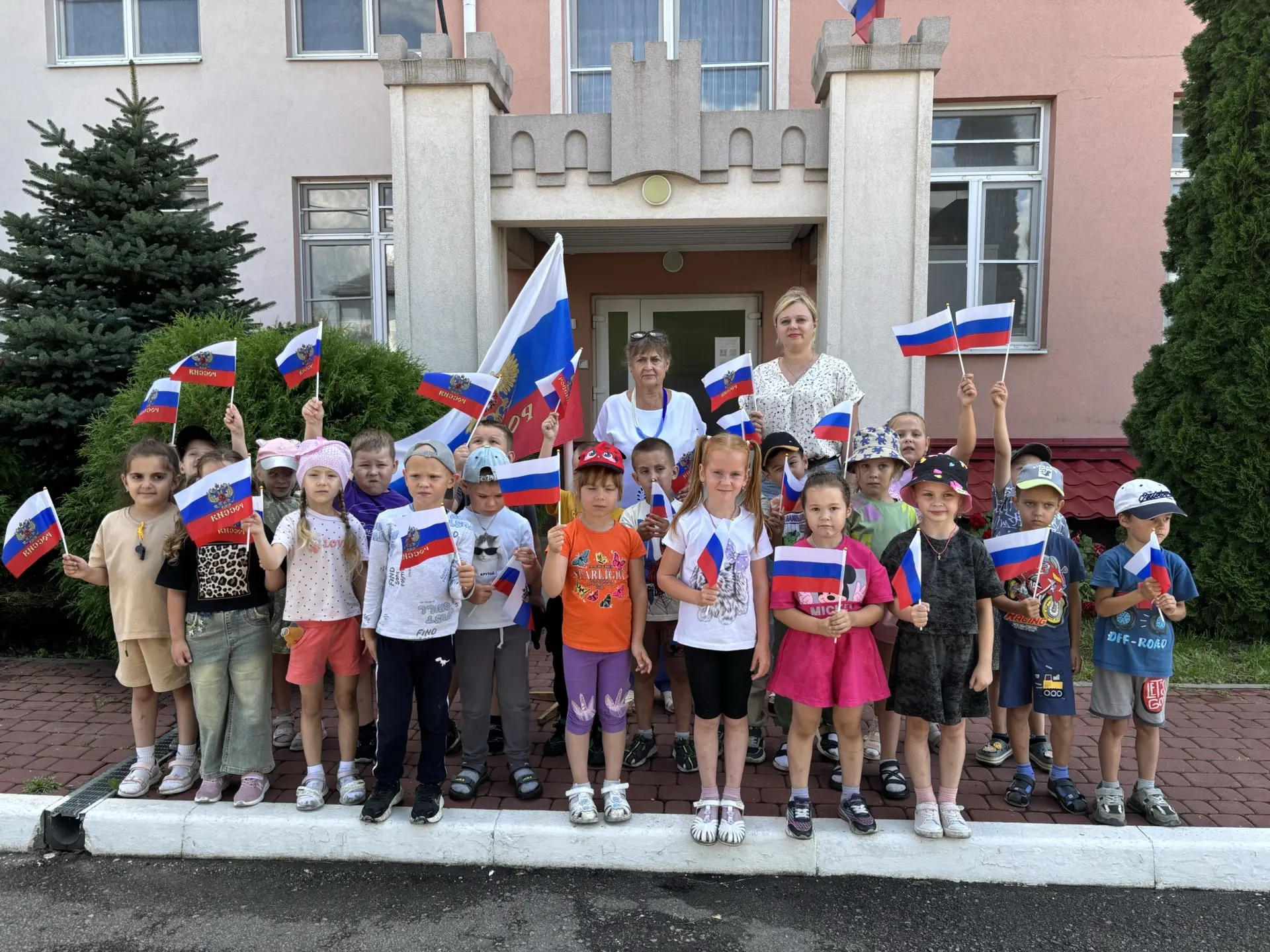Накануне Государственного праздника, День Российского флага, в группе "Фантазёры" прошл...