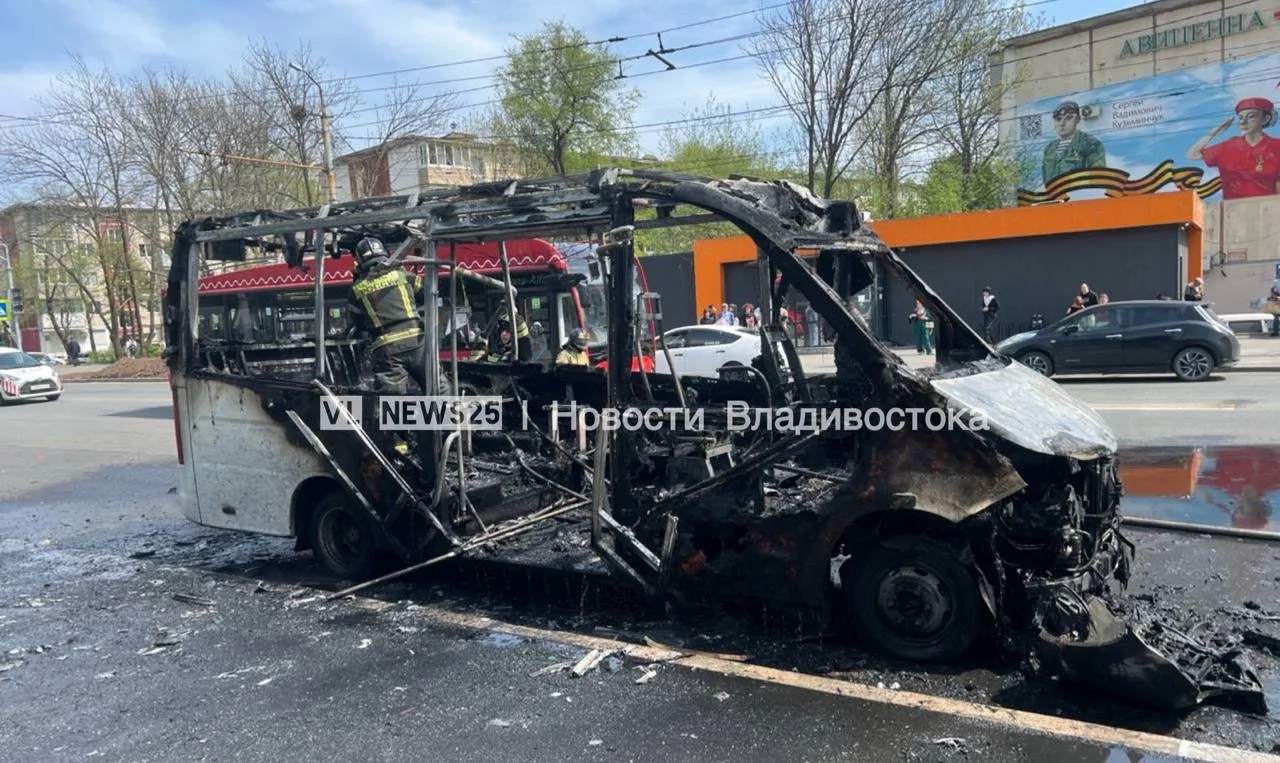 😢🔥Все, что осталось от горящей маршрутки на Русской во Владивостоке   Как удалось выяснить, сгорел а
