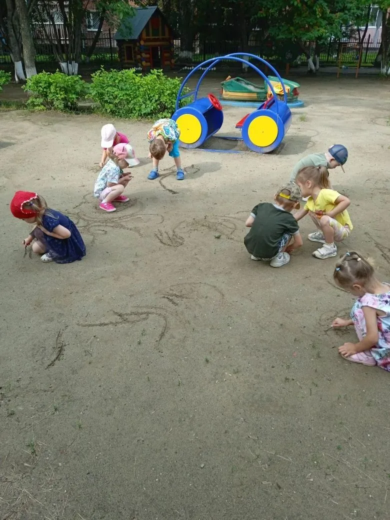 🌞🌿 Лето, речка, песчаный берег.
Чем занять ребёнка? 
Дайте ему палочку и ребёнок занят. Оказавшись