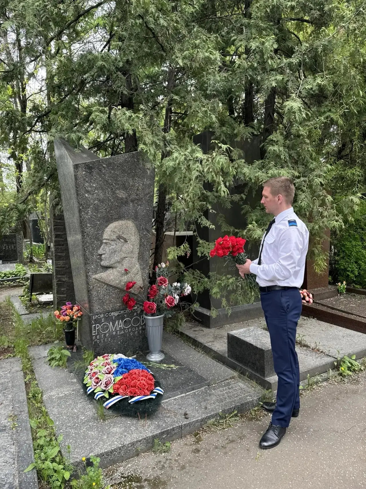 Сегодня, 9 мая курсант 3 курса Самохвалов Василий возложил цветы к могиле Героя Советск...