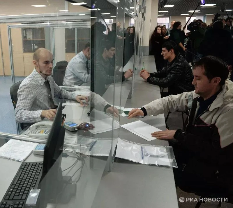 В России ужесточаются правила пребывания мигрантов. 

Соответствующий пакет законов подписал президе
