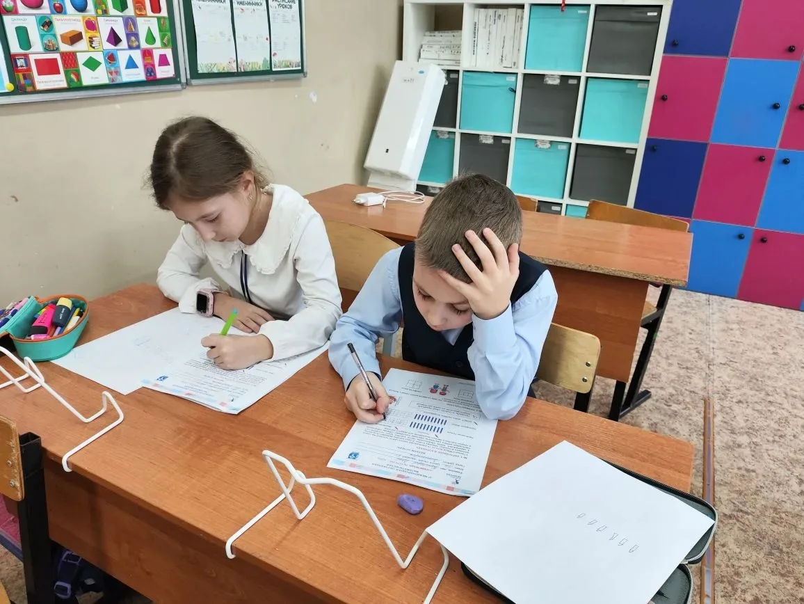 🎉 1М класс принял участие в VI Международной обучающей олимпиаде «Петерсон»! 🌟Наши первоклассники см