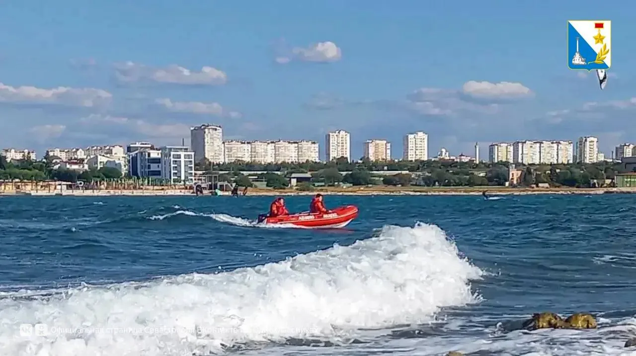 🚤 В шторм спасатели «Омеги» потренировали высадку на берег