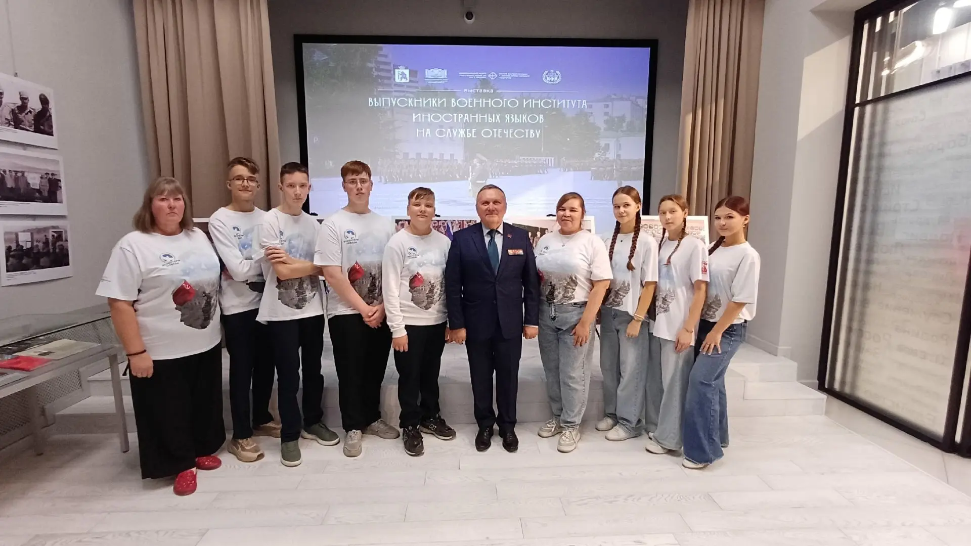 Активисты школы в числе первых посетителей уникальной выставки! 🎖️