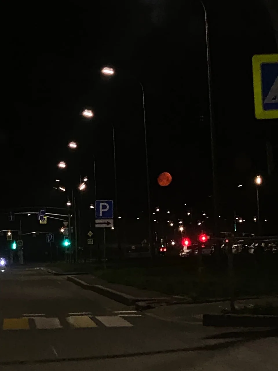 🌕Югорчане делятся кадрами оранжевой луны. Собрали для вас небольшую подборку