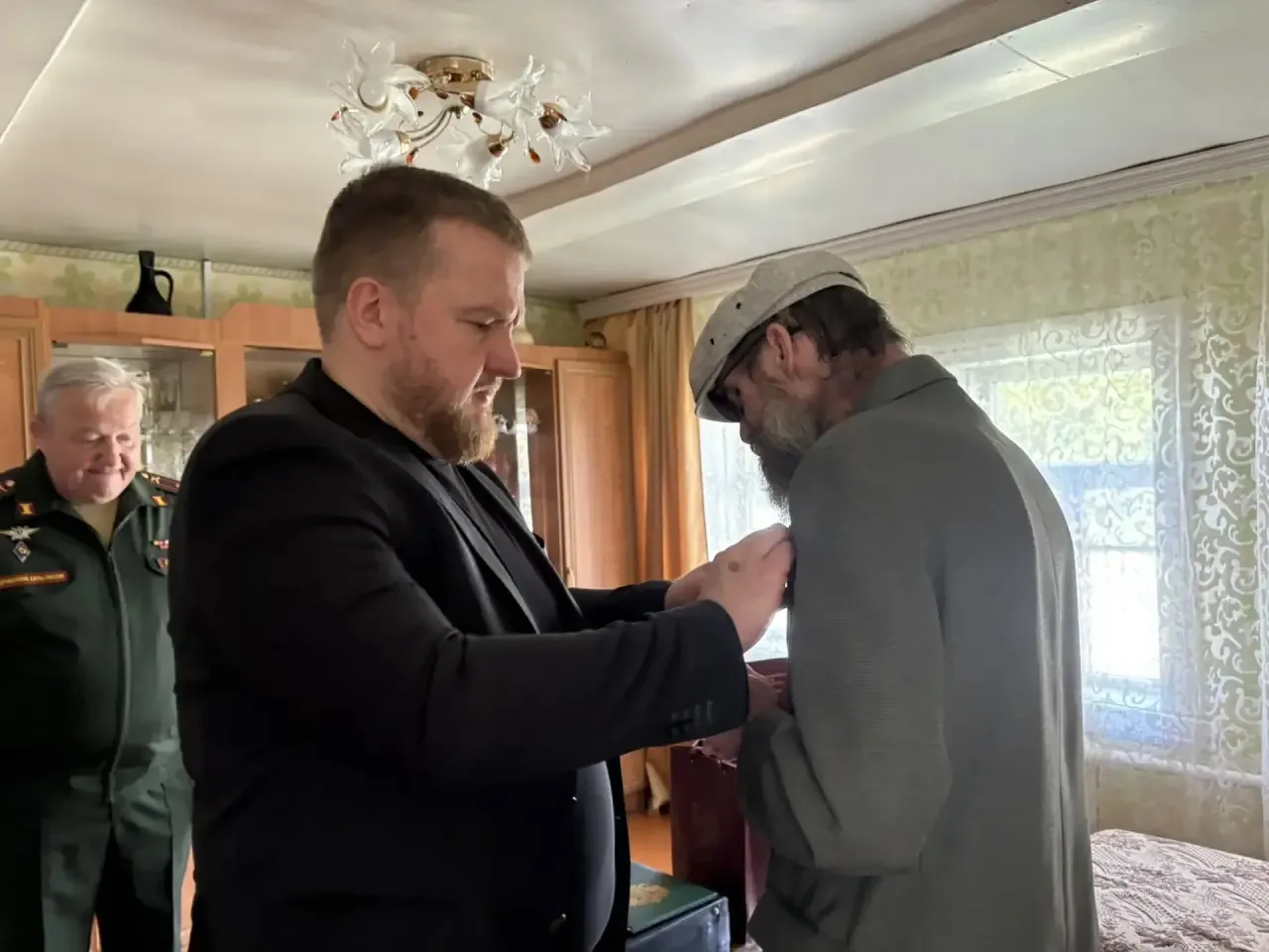 🇷🇺🎖️ Глава Кольчугинского муниципального округа Алексей Андрианов вместе с военным к...