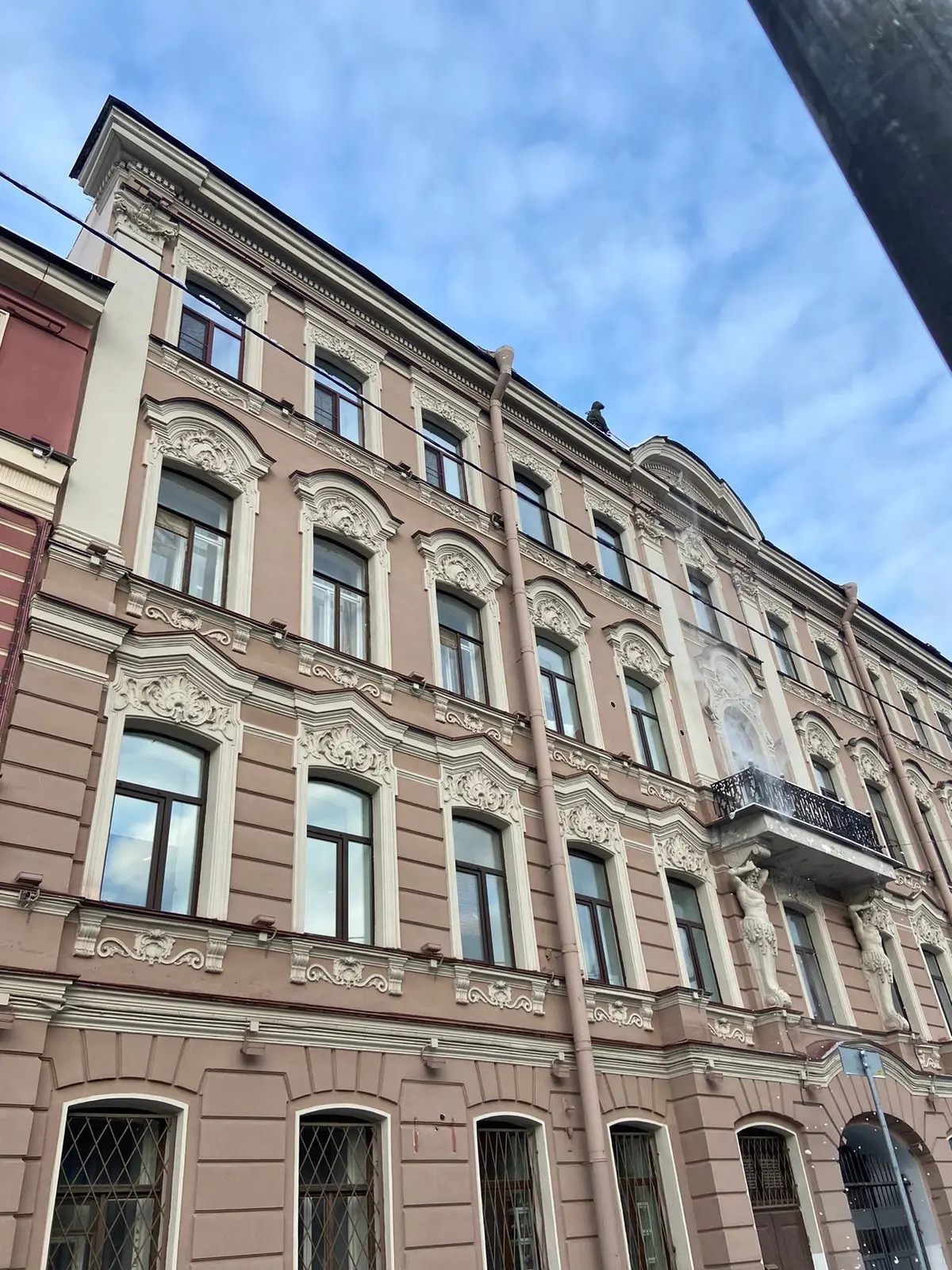 Уважаемые жители!  ЖКС 1 Адмиралтейского района приступило к сброске снега с крыш.  Просим Вас, проя