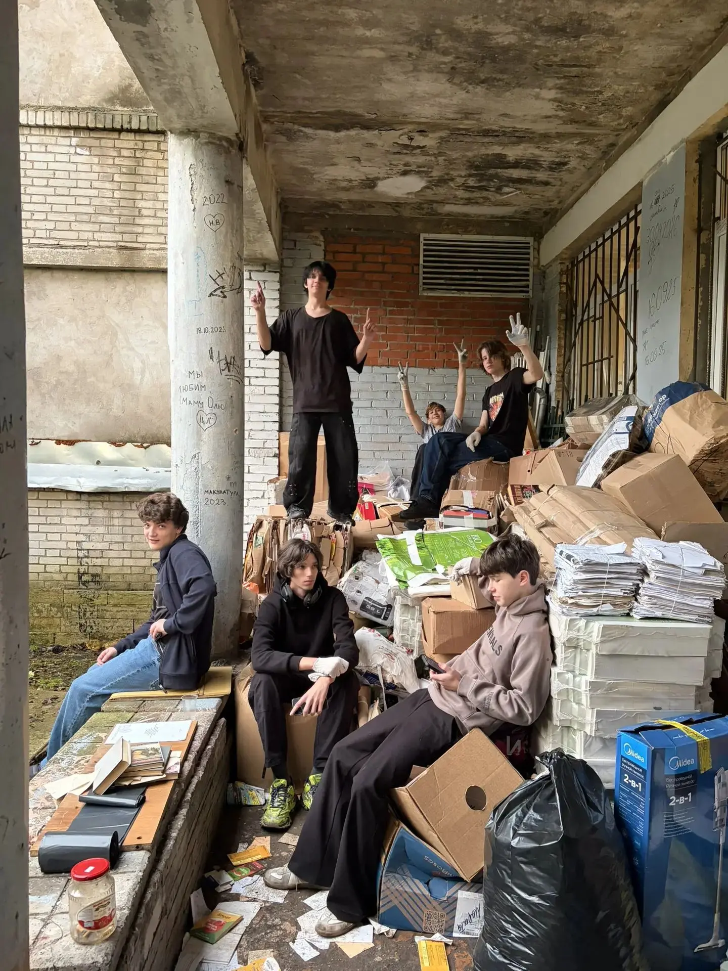 ♻️ В нашей школе состоялась долгожданная и всеми любимая акция "Сохрани дереву жизнь!"