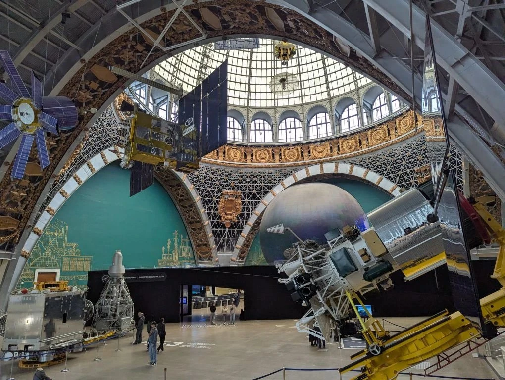 🚀 ВДНХ, космос и наши второклассники!  2«Б» и 2«В» побывали в центре «Космонавтика и авиация» и верн