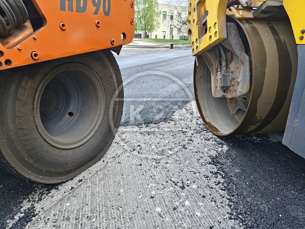 🚧 На улице Химиков уже появился первый слой асфальта 🙌  И ещё одна хорошая новость — подходят к заве