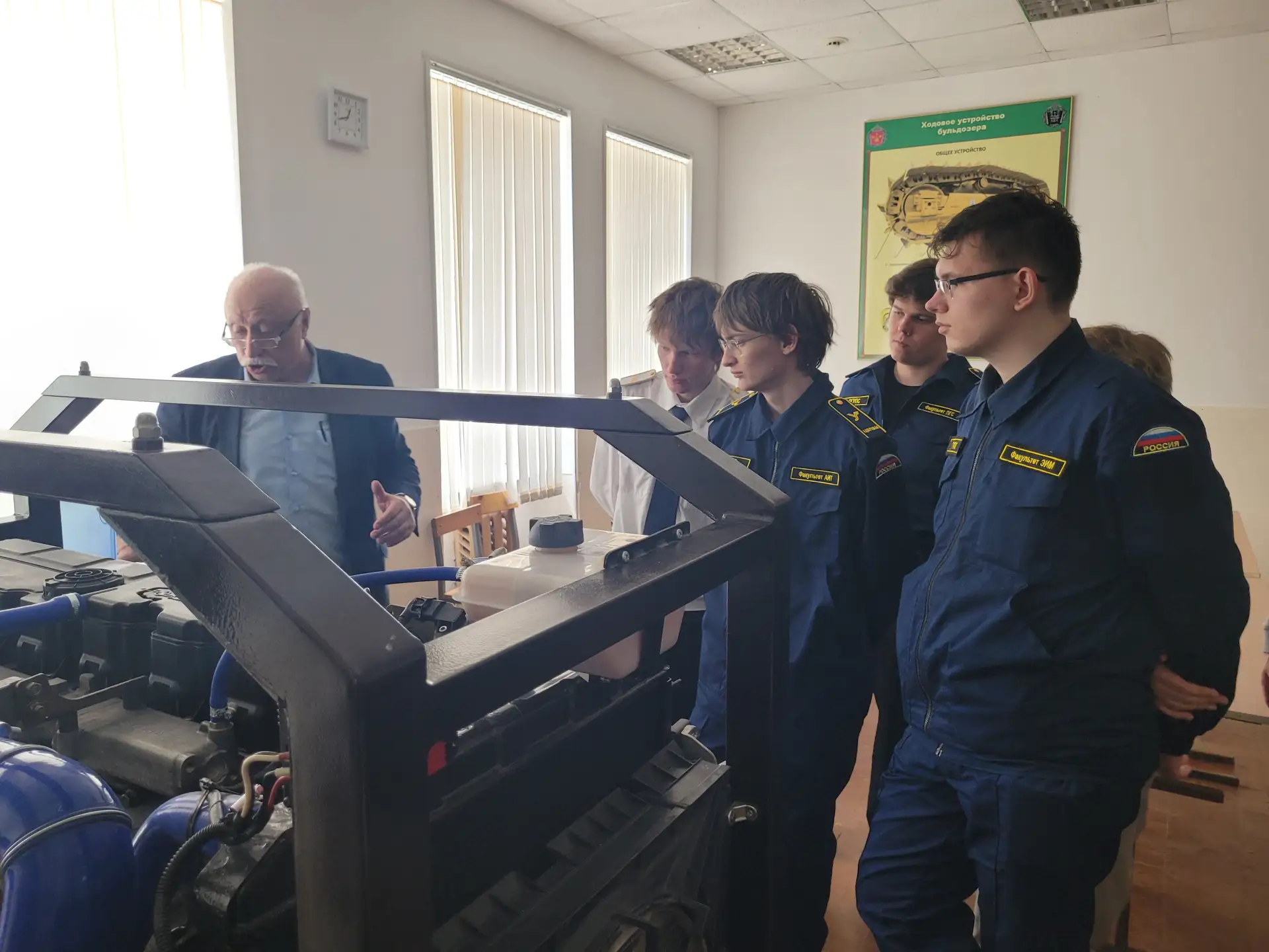 ⚡ Собирали и разбирали автомат Калашникова, управляли буксировочным катером, автомобилем «КАМАЗ» и э