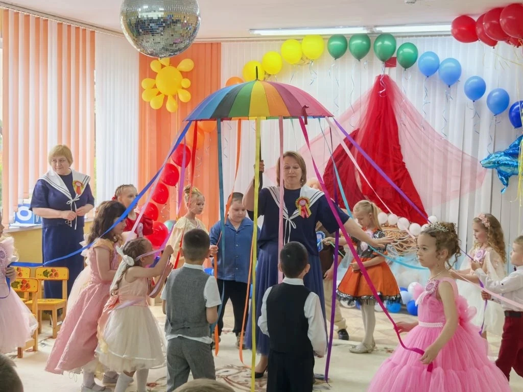 Кажется, время умеет летать: ещё вчера вы учились ходить по «мостику», а сегодня танцуе...