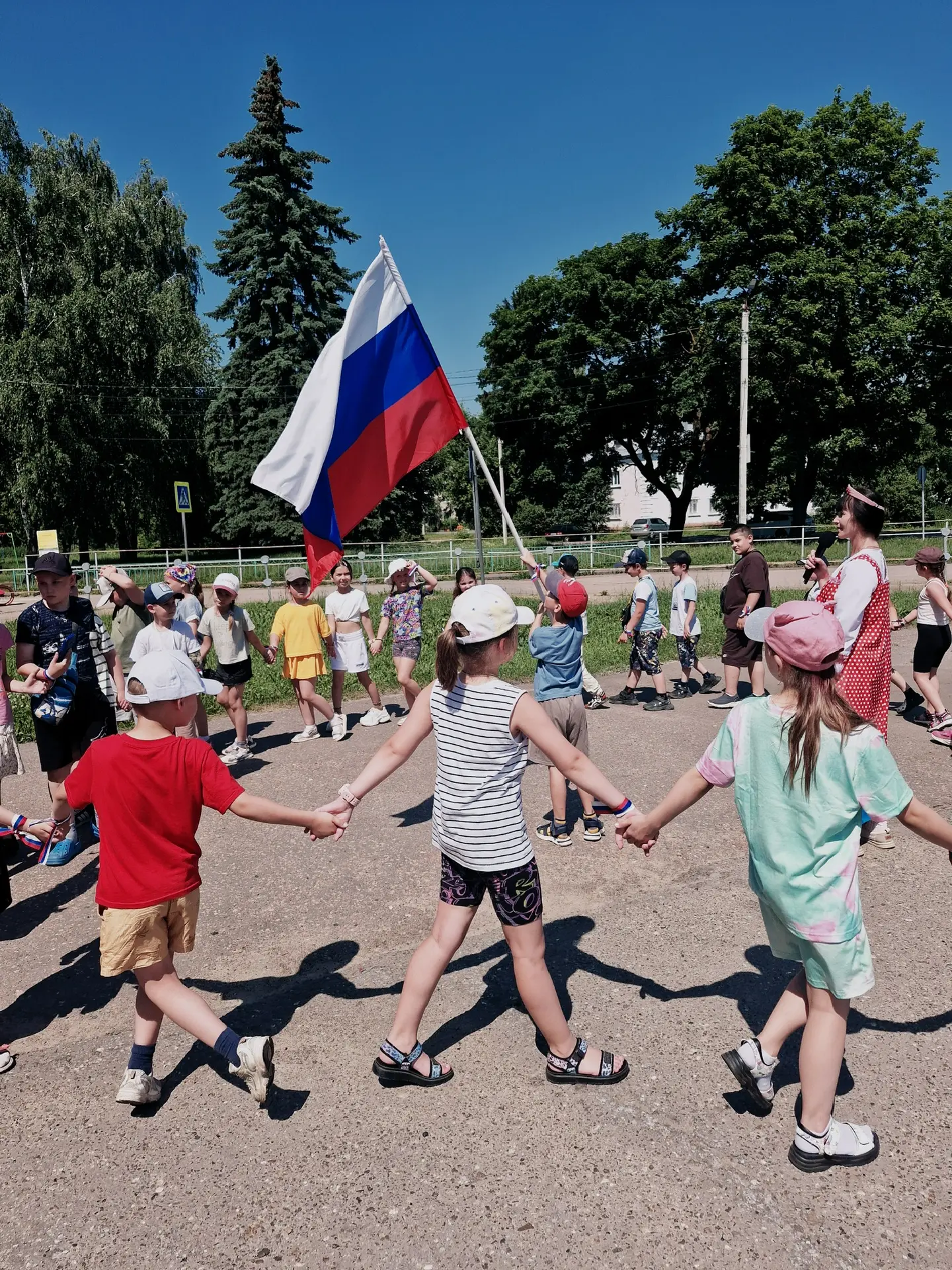 🎉 В МБУ «Центр досуга и культуры „Непецино“» 10 июня отметили День России! 🇷🇺В программе было мно