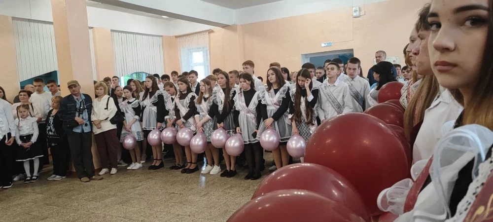 26 мая в нашей школе прошла торжественная линейка, посвящённая окончанию учебного года для выпускник