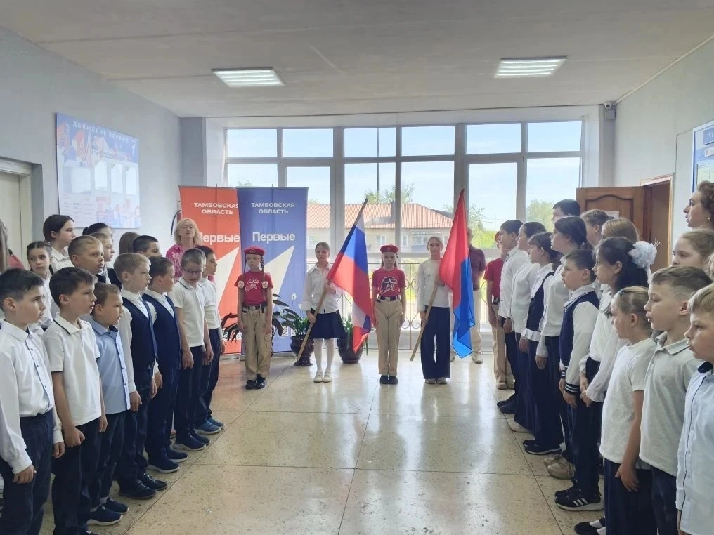🎉 Совсем немного осталось до окончания учебного года!  Сегодня на торжественной линейке мы чествовал