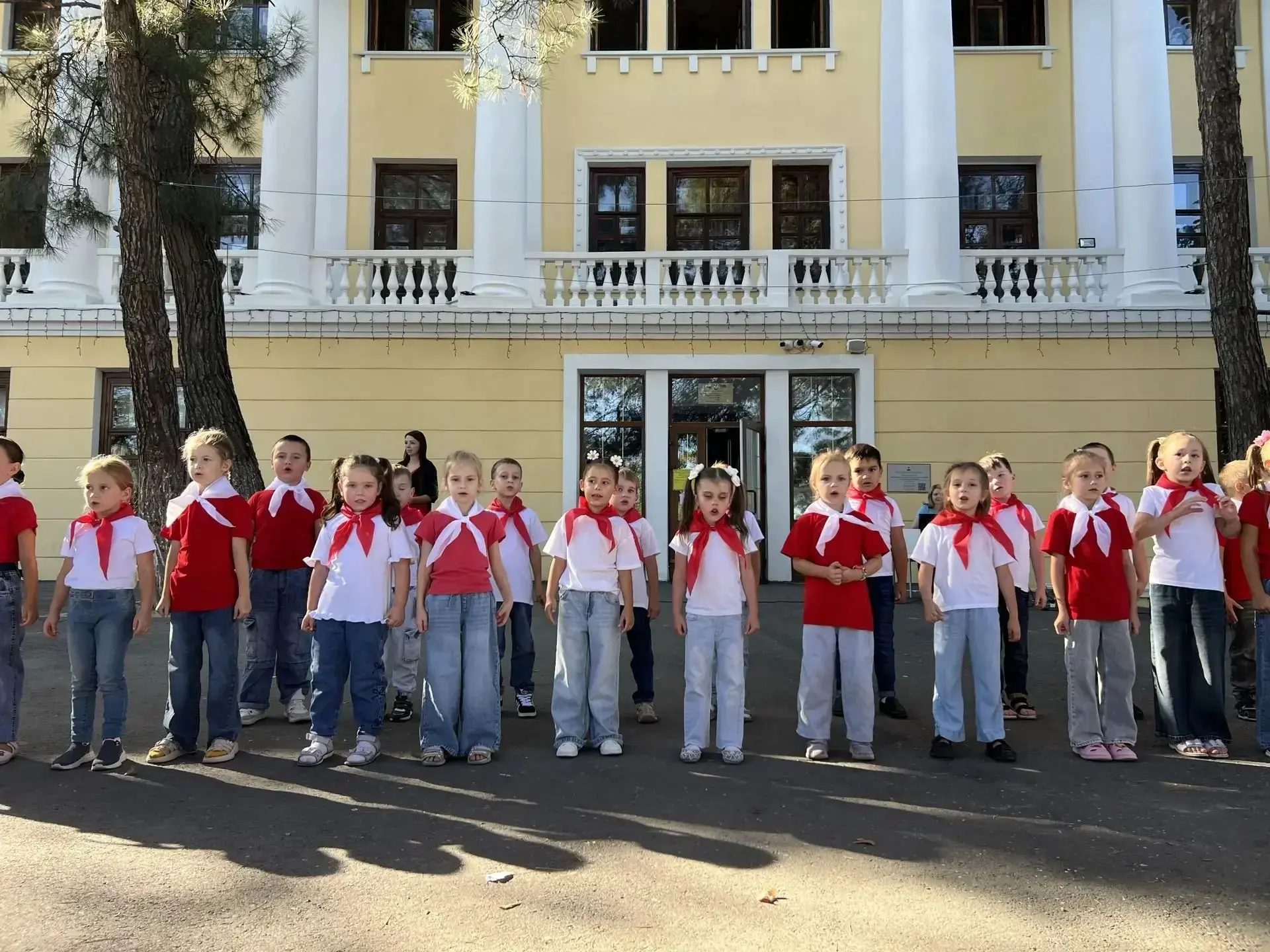 Сегодня школьный двор превратился в настоящую сцену праздника! Мы с огромной радостью п...