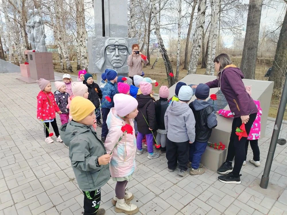 Педагоги и воспитанники детского сада "Полянка", в преддверии Дня Победы, возложили цветы к памятник