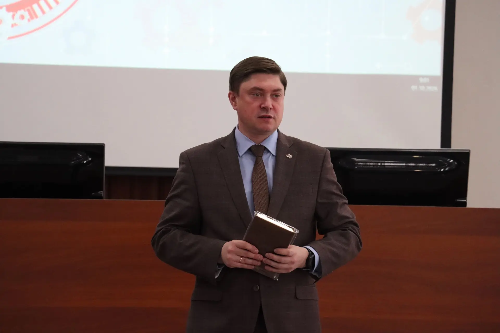 Глава Орджоникидзевского района Максим Чаплыгин представил коллективу нового заместител...
