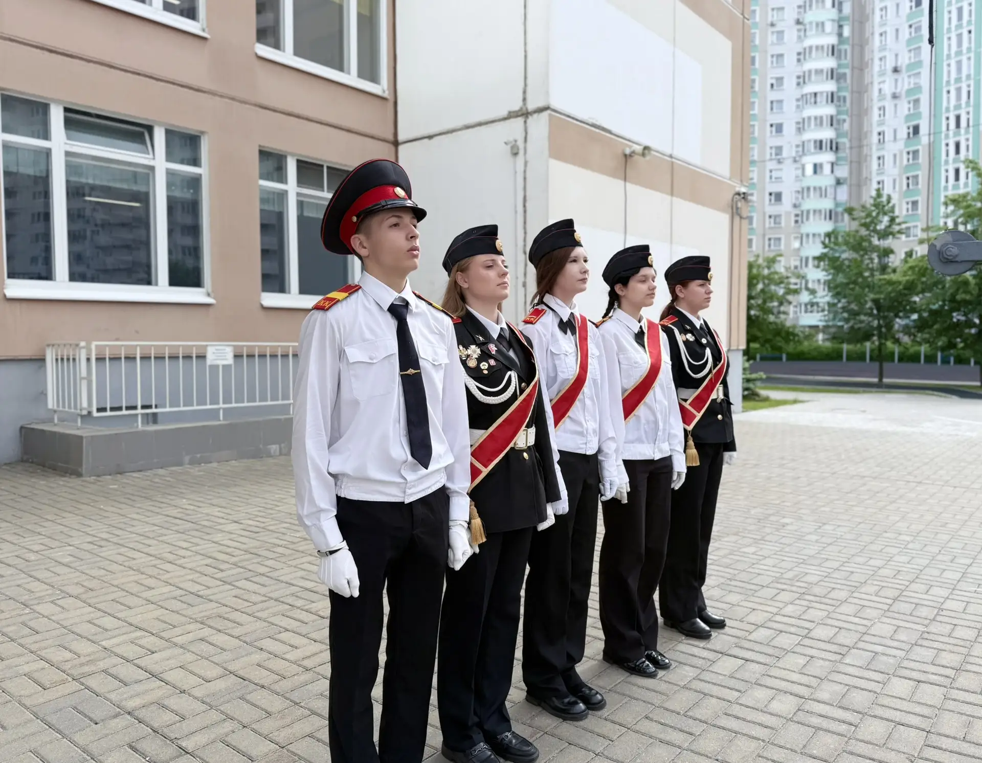 🇷🇺 Церемония поднятия Государственного флага РФ  Сегодня в нашей школе прошла традиционная церемония