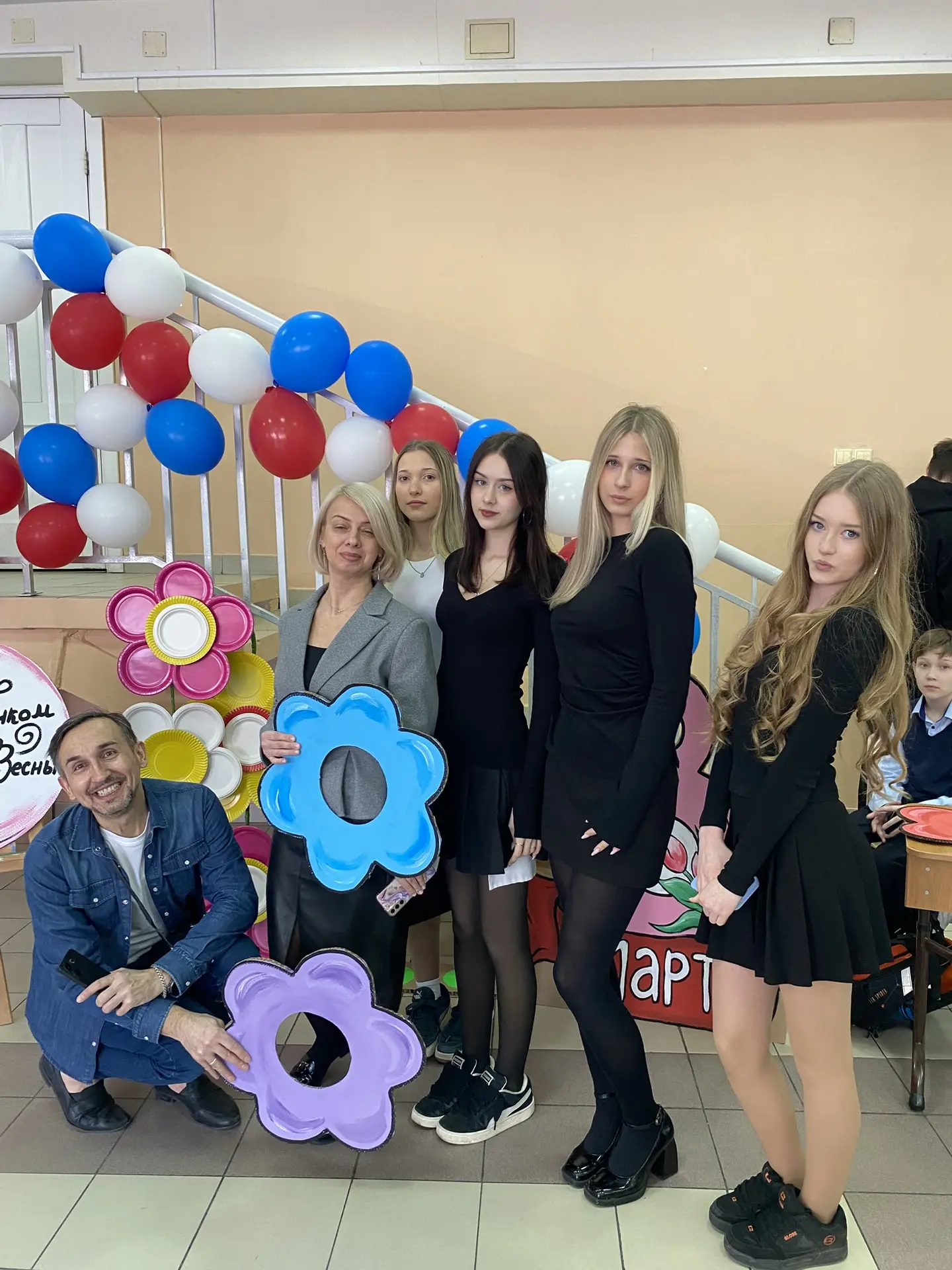 🌸 8 марта в 150 школе!   Вчера наша школа с размахом отметила Международный женский день — с улыбкам