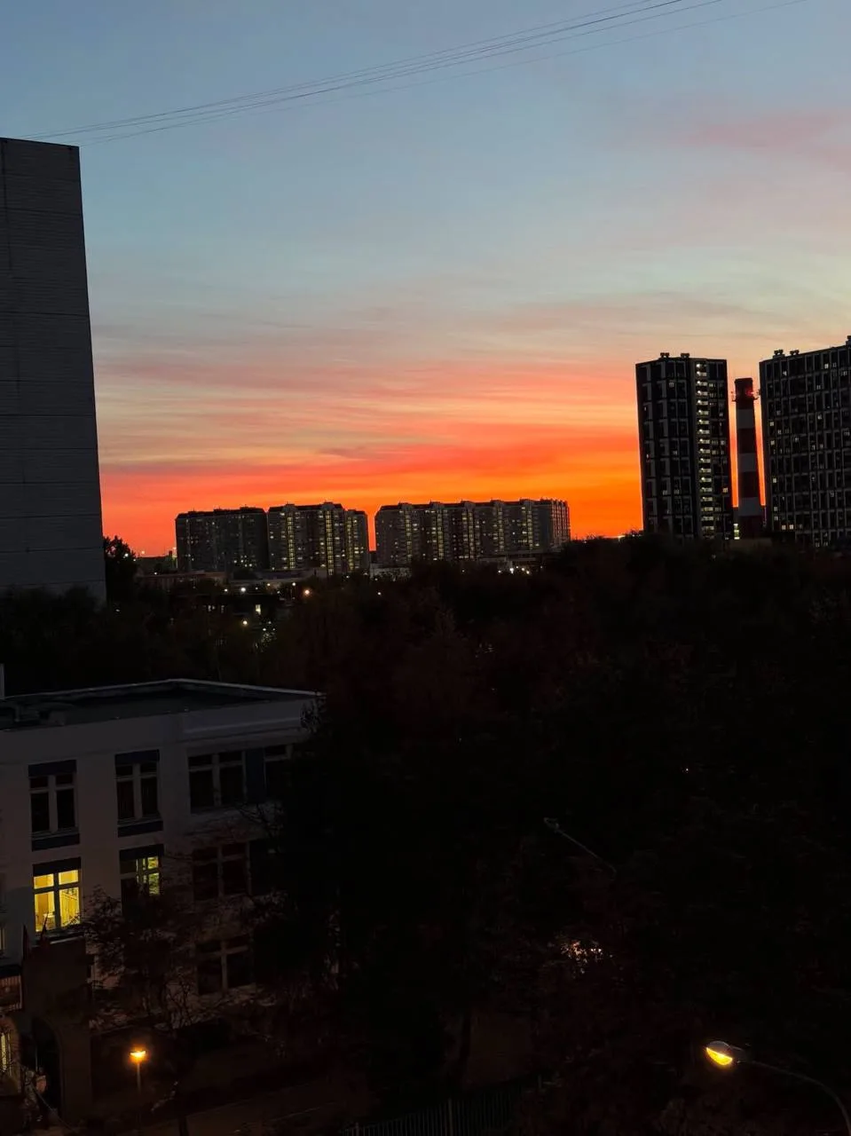 😍 Алый закат сейчас в Москве.
