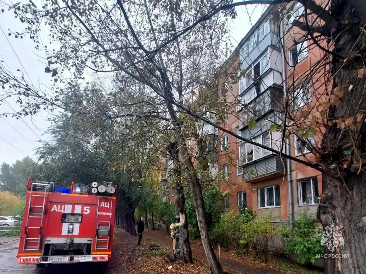 🚨 В Челябинске 12-летний мальчик вылез на карниз с балкона квартиры на четвёртом этаже...