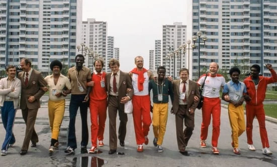 Спортсмены из СССР, ГДР, Гайаны в Олимпийской деревне.

Москва, 1980 год.
