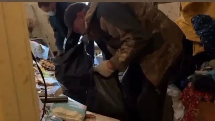 🤢 Тараканы падают с потолка: в Уфе бабушка завалила квартиру мусором

Вопиющий случай произошел с 8
