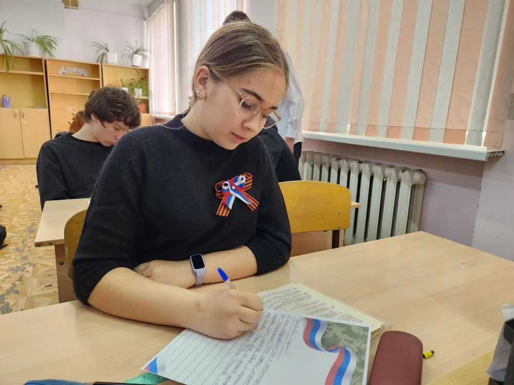 В преддверии 9 Мая в Романовской школе советниками по воспитанию была инициирована акция "Поздравь б