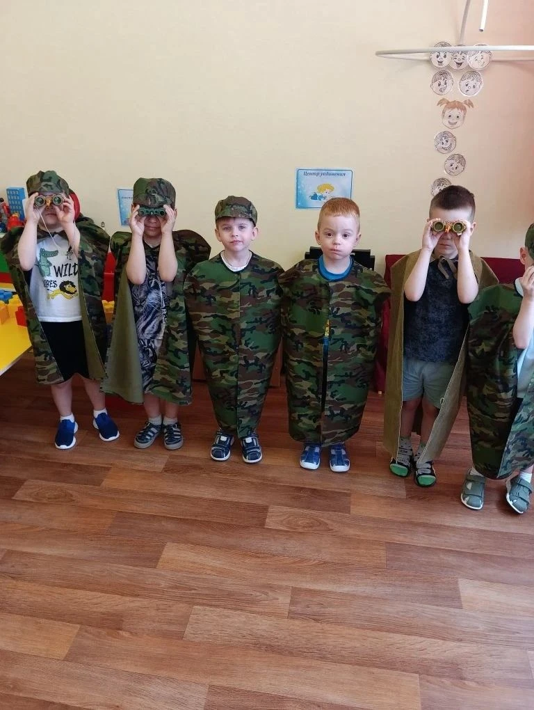 Воспитанники группы «Весёлый улей» примерили на себя роль пограничников! В честь праздника ребята уз