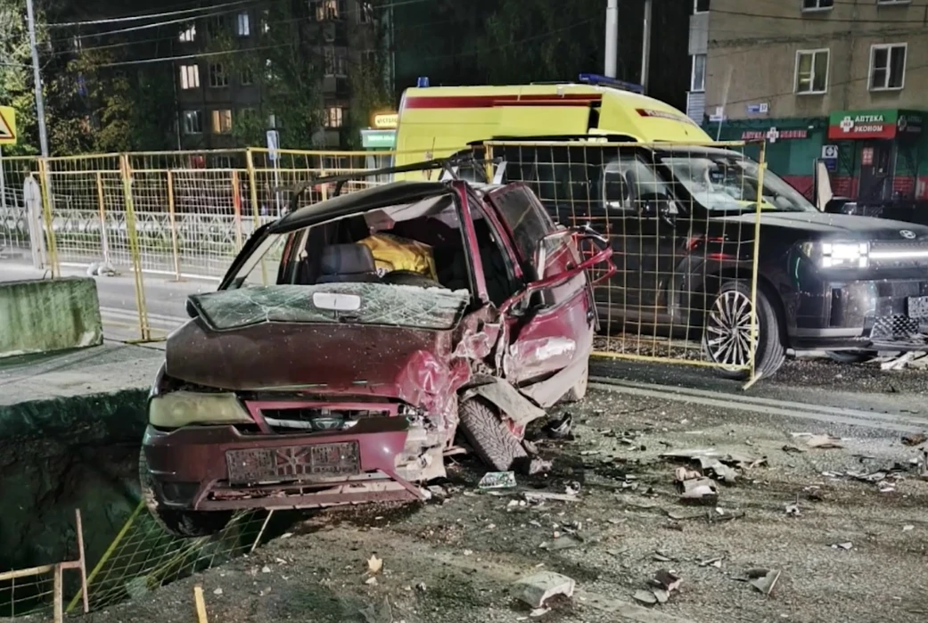 🚗 В Ярославле на Труфанова машина угодила в строительный котлован. После столкновения ...