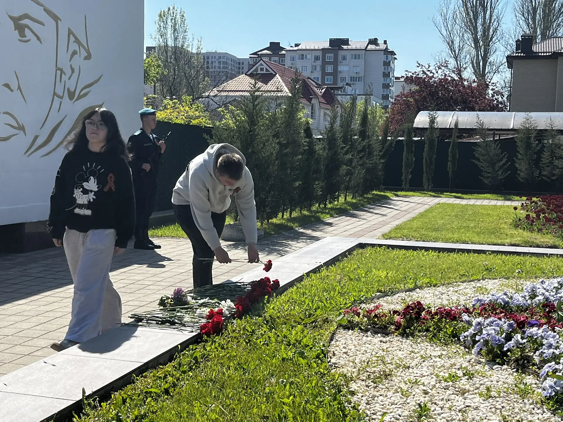 🎗️Студенты Анапского индустриального техникума приняла участие в церемонии возложения цветов к Братс