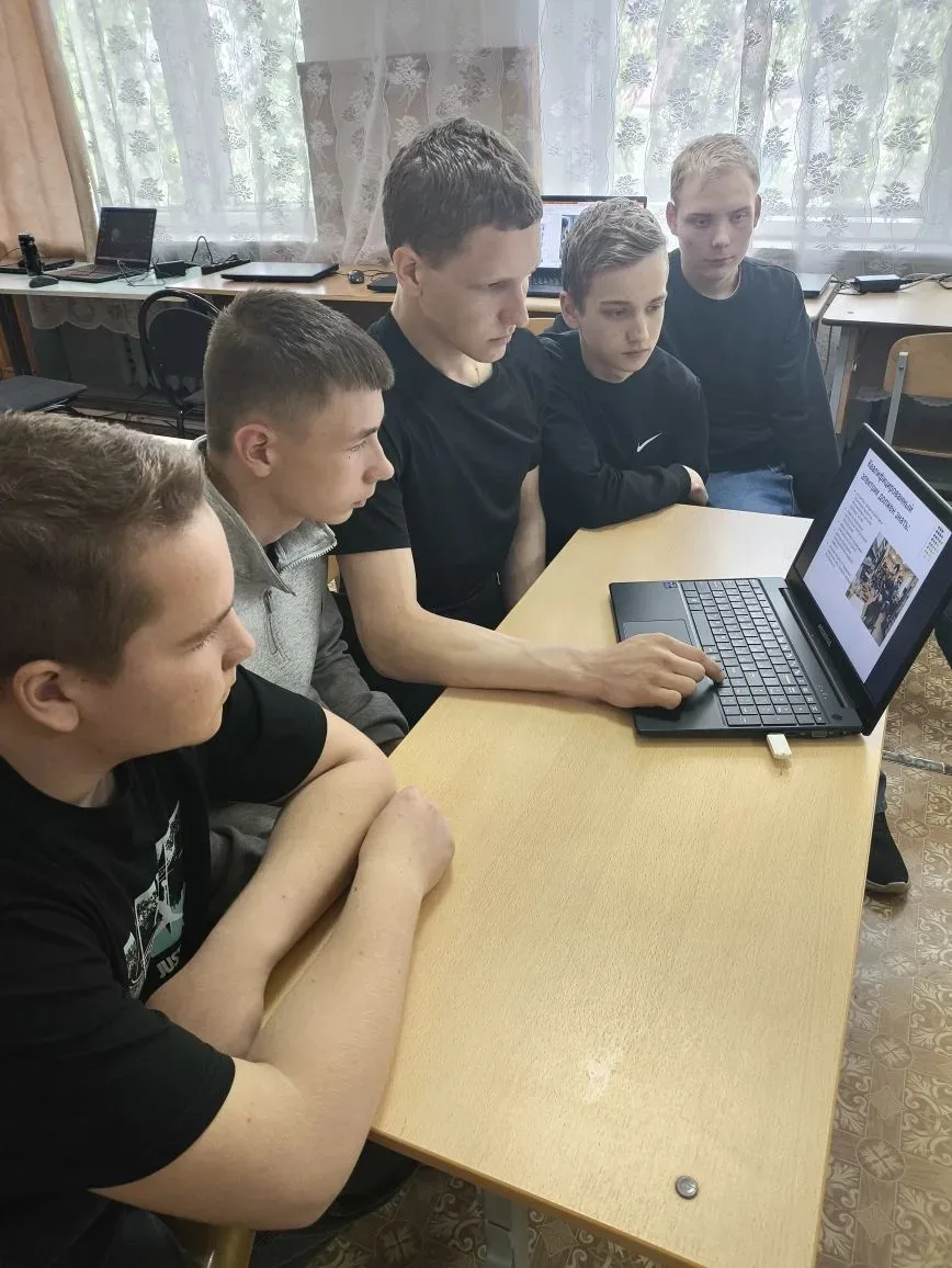 На этой неделе первокурсники на уроках информатики изучали тему «Применение искусственн...