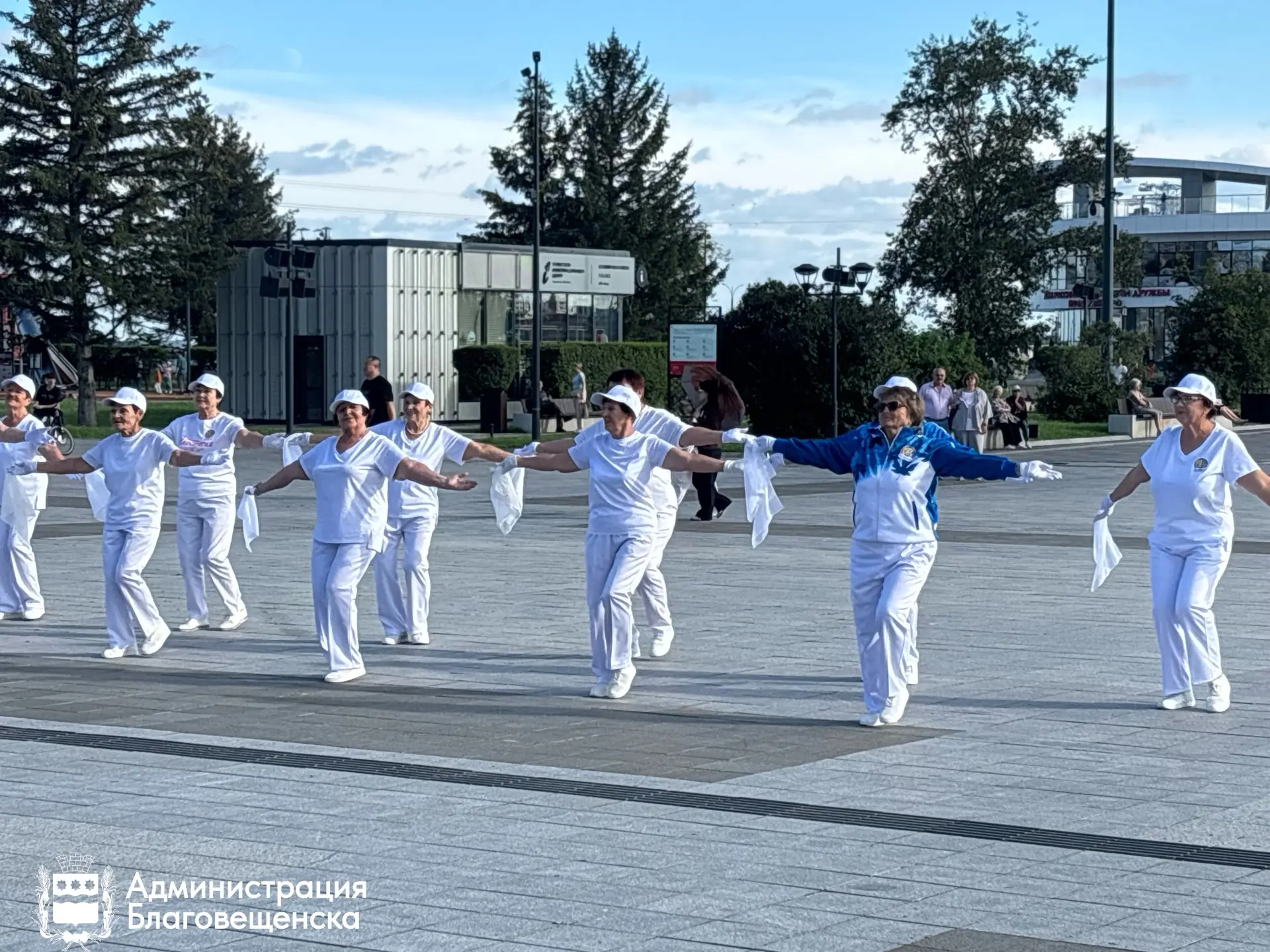 💃🏻«Танцы без границ»: в Благовещенске прошёл международный танцевальный флэшмоб