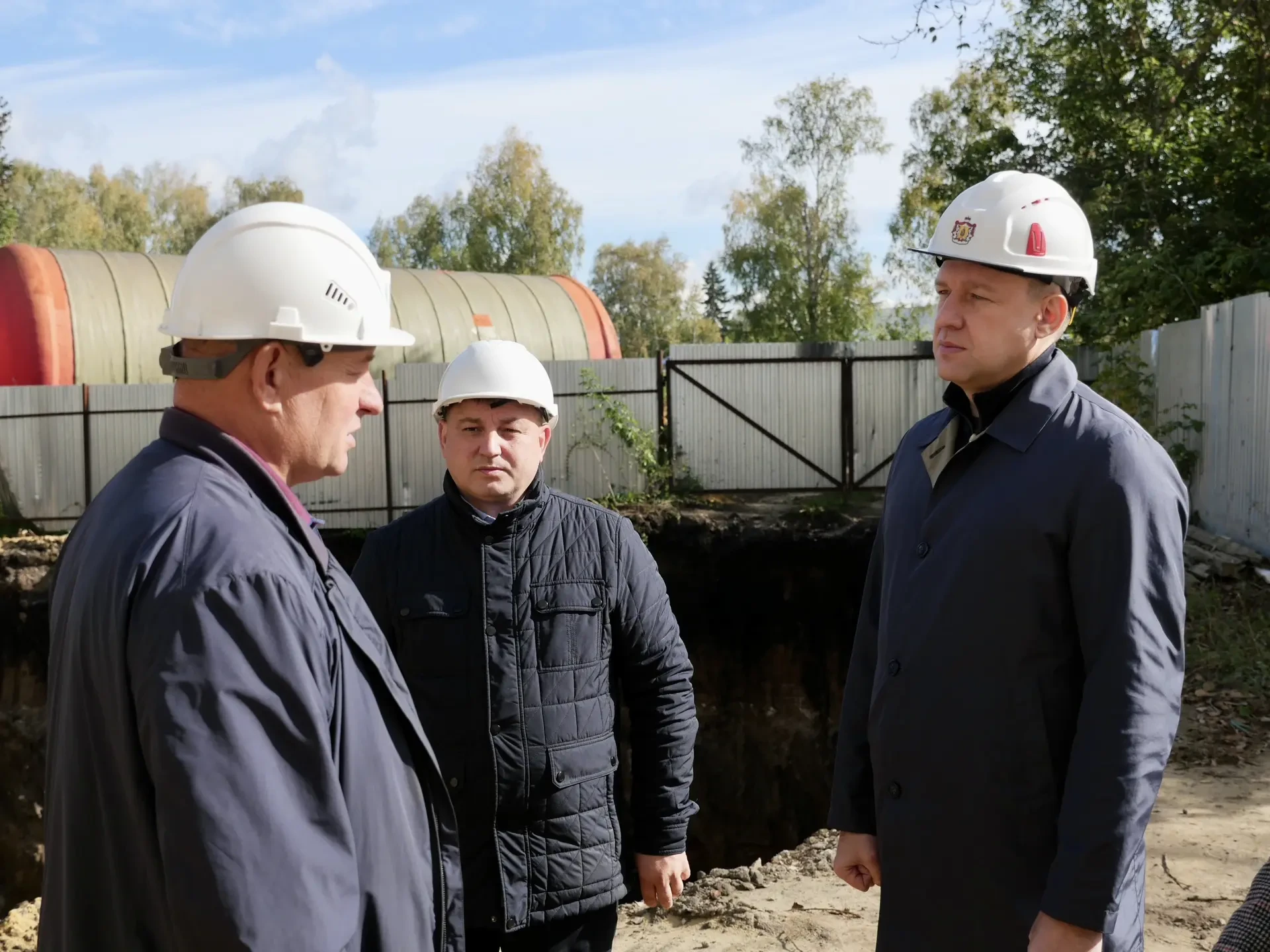 🛣️ Павел Супрун проверил ход работ на дорогах и соцобъектах в трёх округах