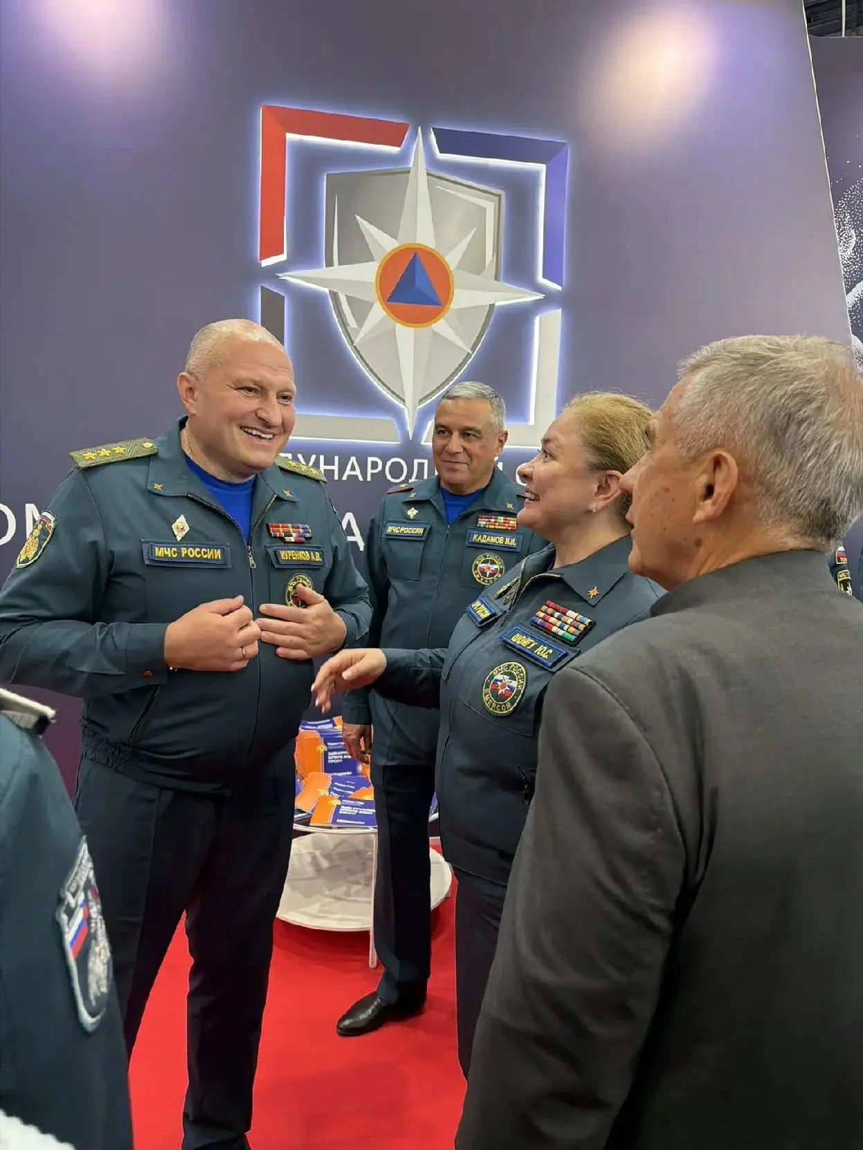 В рамках проекта «Научись спасать жизнь» Юлия Шойгу представила главе МЧС России Алекса...
