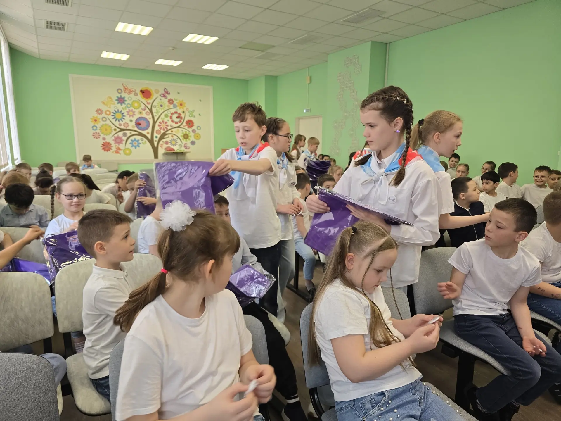 🇷🇺 Посвящение в Орлята России.  В школе прошла торжественная церемония посвящения учеников в «Орлята