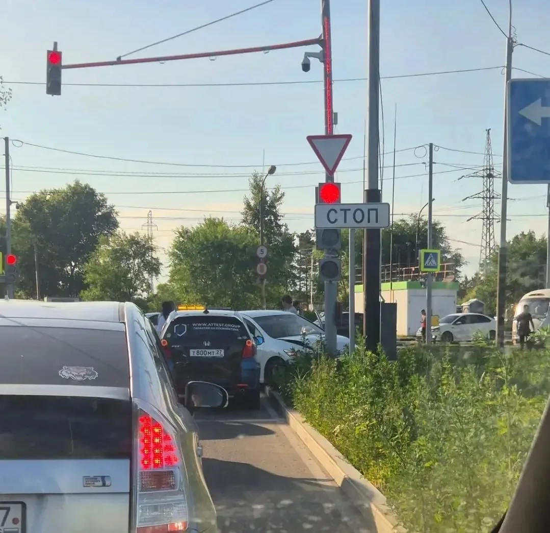 В Хабаровске на Краснодарской автомобиль врезался в светофор после ДТП 🚗💥🚦😱