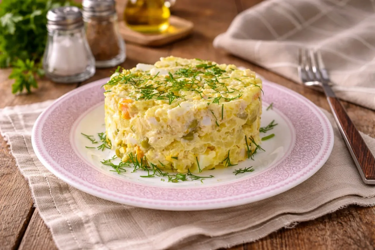 САЛАТ ОЛИВЬЕ С КУРИЦЕЙ