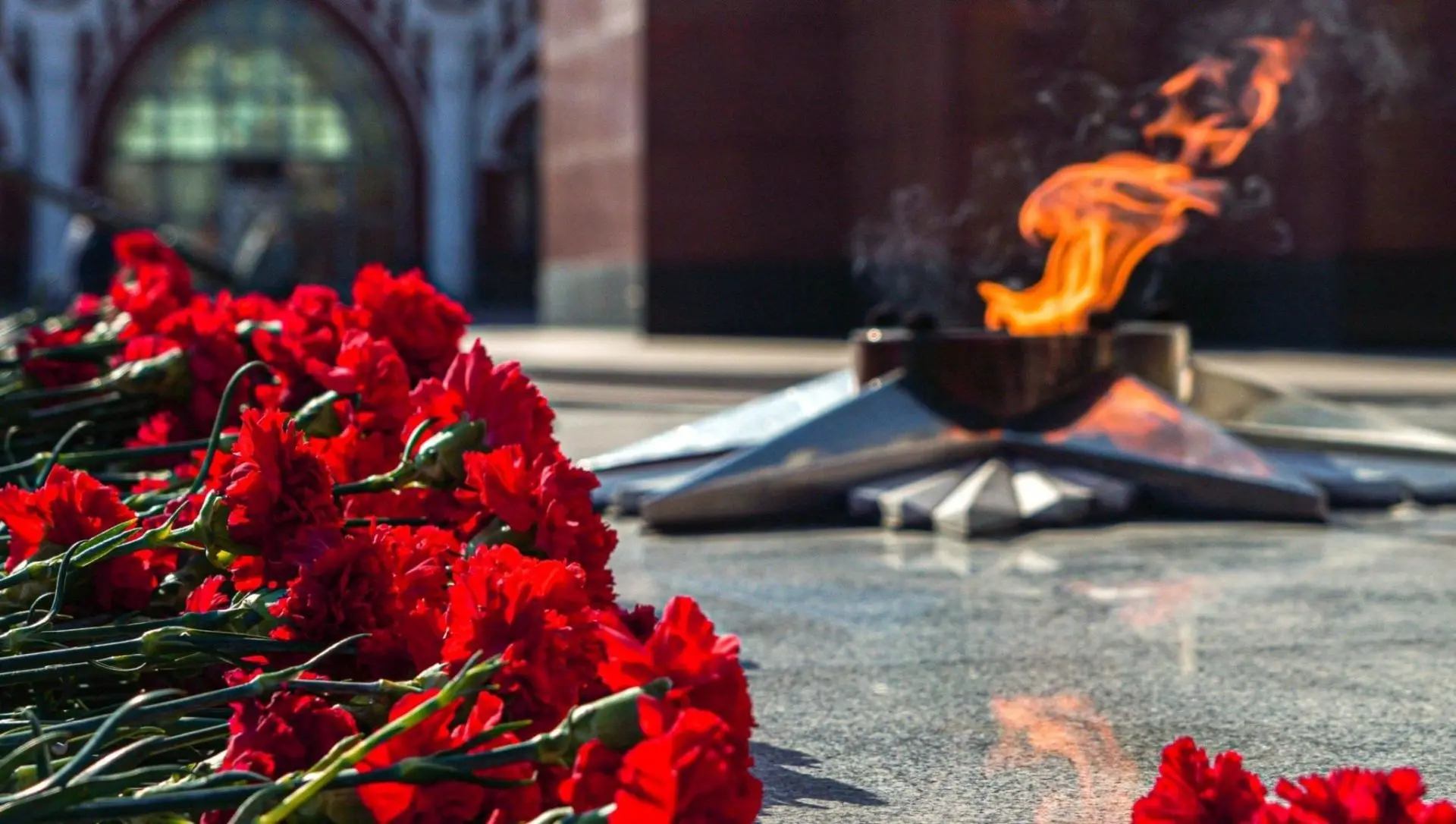 Вечный огонь - символ неугасающей памяти о Великой Отечественной войне. Памяти, бережно...