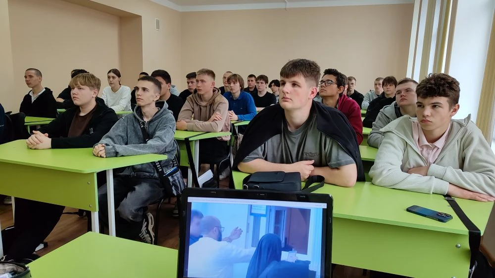 Традиционно начали учебную неделю с поднятия Флага РФ🇷🇺 и исполнения Гимна РФ.