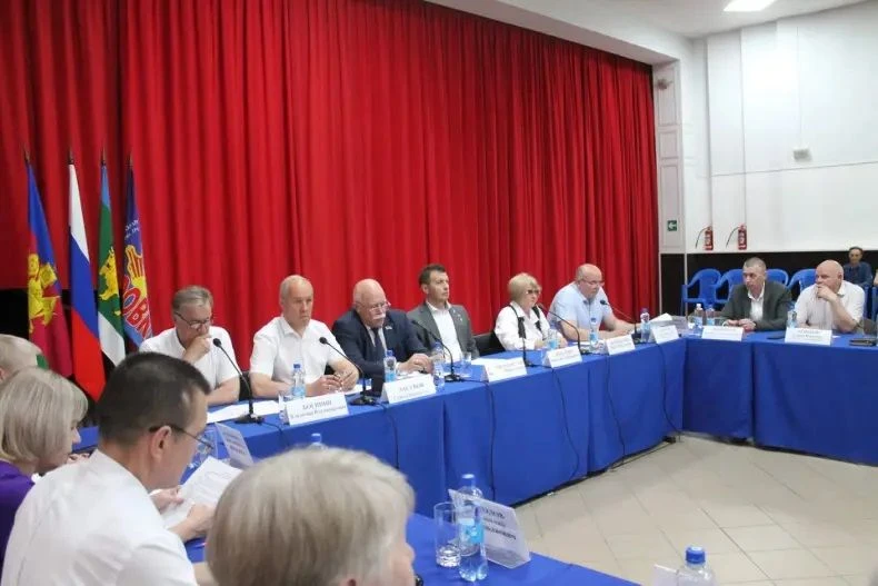 Администрация ГБУЗ «Мостовская ЦРБ» МЗ КК приняла участие в значимом мероприятии «Круглый стол», пос
