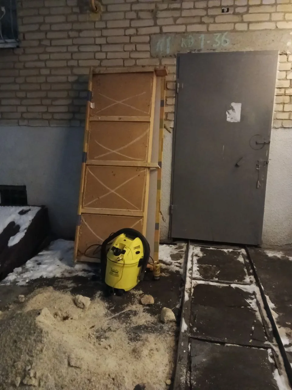 Бывшие владельцы вещей, пожалуйста отнесите их на край дома( 1 подъезд)